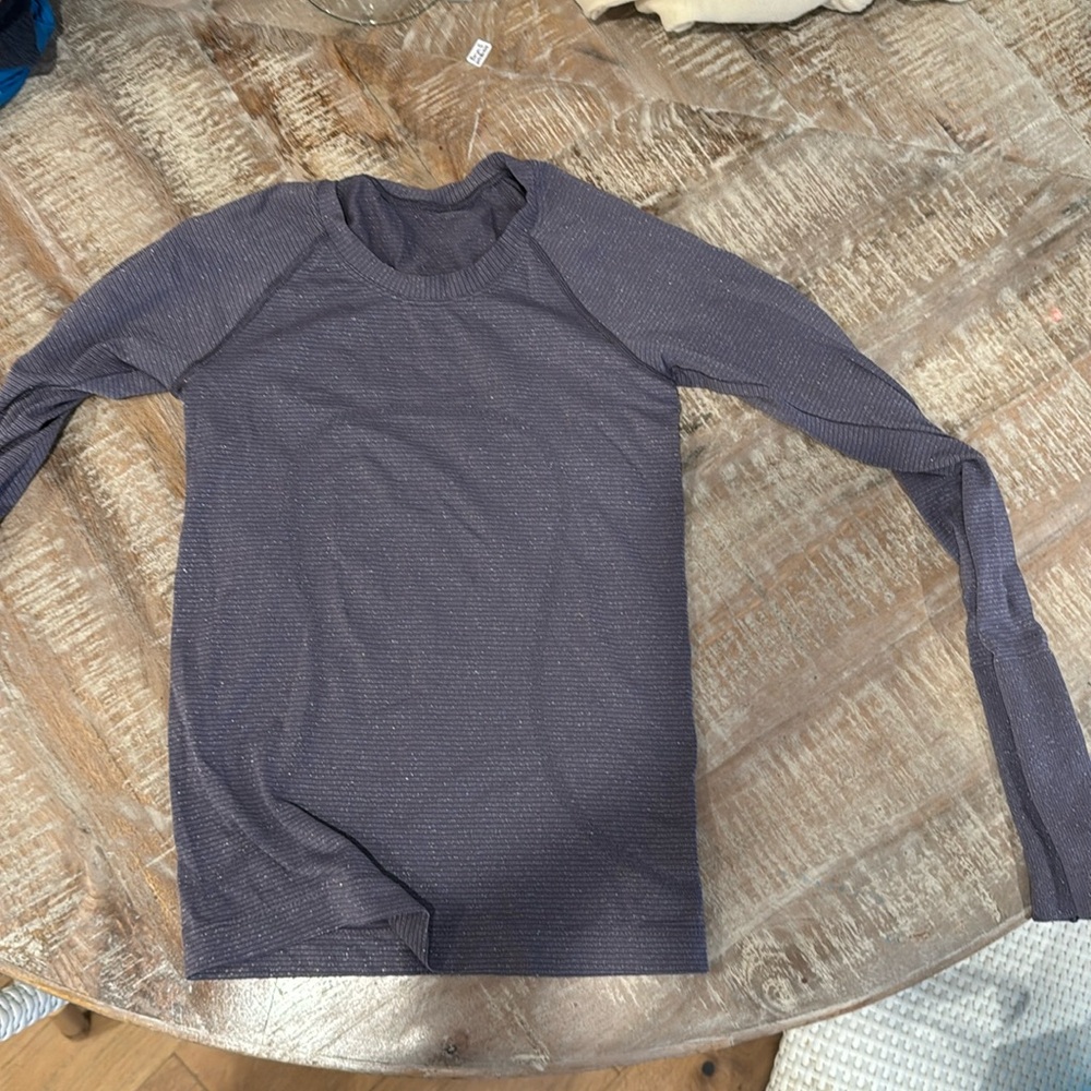 Women’s Lulu Lemon Run Swiftly -long sleeve size 2 excellent condition